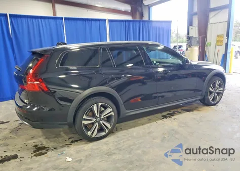 2025 Volvo V60 Cross Country Plus z USA, uszkodzony, nr VIN YV4L12WK4S2145206